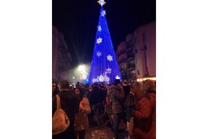 LUCES, COLORES Y MÚSICA EN LA PLAZA DE LA ALMAZARA PARA RECIBIR LA NAVIDAD