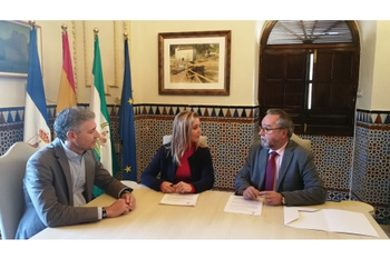 EL AYUNTAMIENTO FIRMA EL CONVENIO  DE APOYO A CÁRITAS CON 12.000 EUROS