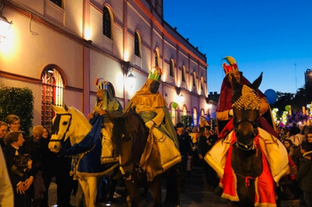 LOS HERALDOS RECIBEN LAS CARTAS DE LOS MÁS PEQUEÑOS Y ANUNCIAN LA LLEGADA DE SUS MAJESTADES LOS REYES MAGOS