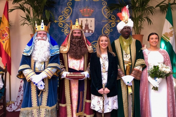 SUS MAJESTADES LOS REYES MAGOS RECIBEN LA LLAVE DE ORO DE LA CIUDAD