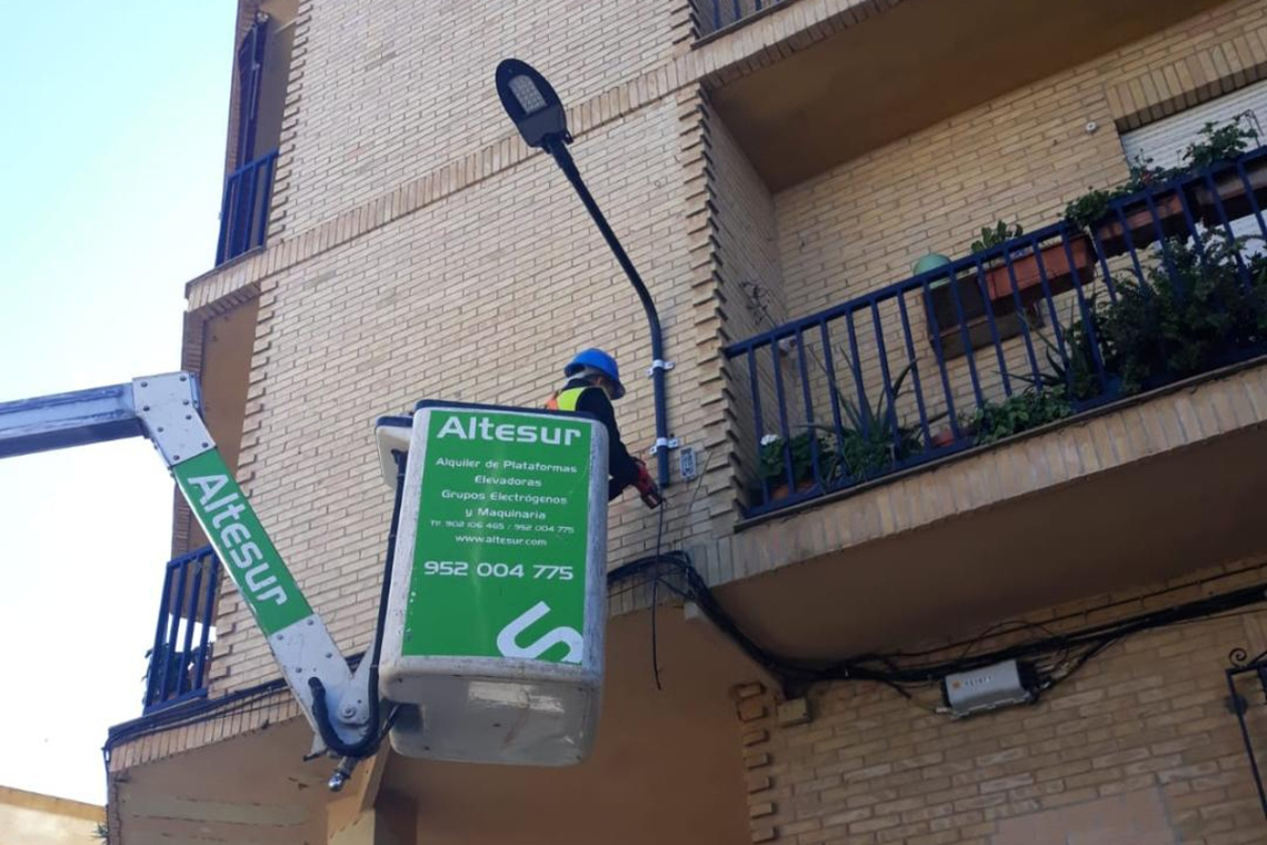 Prosiguen los trabajos para la renovación del alumbrado público a tecnología led en otras 10 calles y plazas de Alcalá