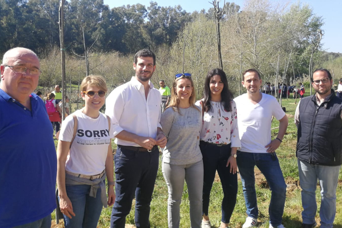 Escolares alcalareños junto al Ayuntamiento realizan una plantación en la Ribera del Guadaíra