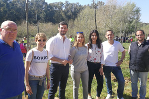 Escolares realizan una nueva plantación en la Ribera del Guadaíra