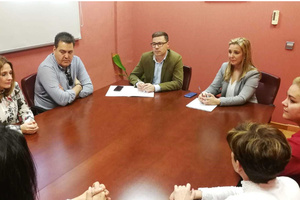 La alcaldesa se reúne con los trabajadores afectados por el cierre de Eroski
