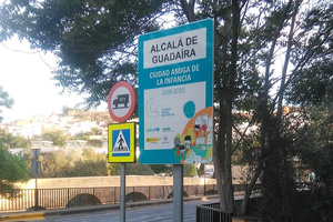 Nuevas placas que dan la bienvenida a Alcalá, Ciudad Amiga de la Infancia