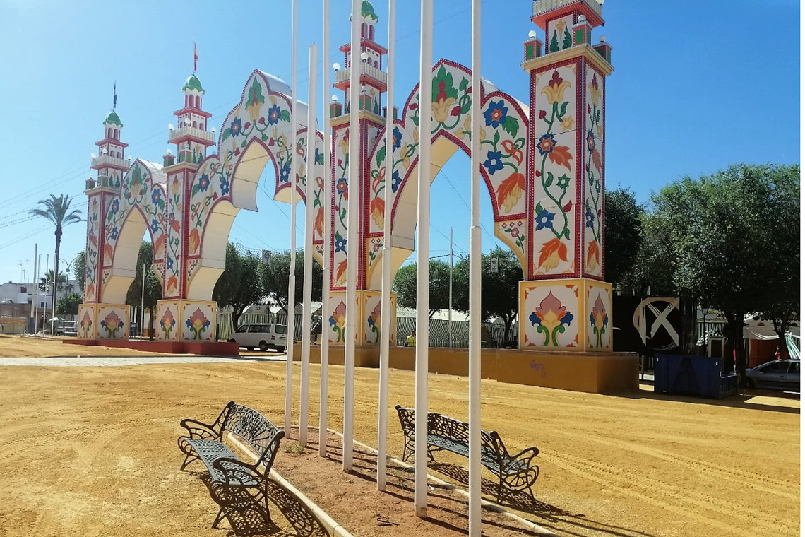 Caseteros y técnicos municipales ultiman los preparativos en el recinto ferial de San Juan