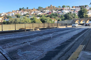 El Ayuntamiento asfalta la A-392 a su paso por el puente y la calle San Francisco