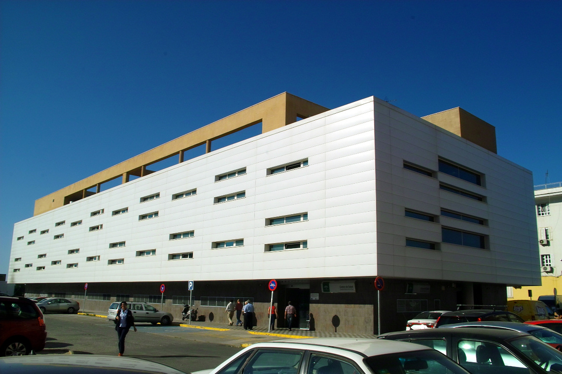 El centro de salud de la Oliva y los hospitales de Valme y el Tomillar serán objeto de mejoras durante el verano