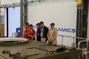 La alcaldesa visita la Fábrica de Santa Bárbara Sistemas donde conoce los avances en los nuevos vehículos Dragón VCR 8x8