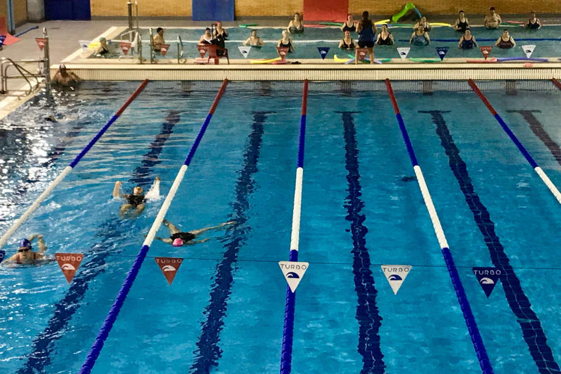 La piscina municipal cubierta Los Alcores abre una nueva temporada con su amplia oferta de natación deportiva y terapéutica