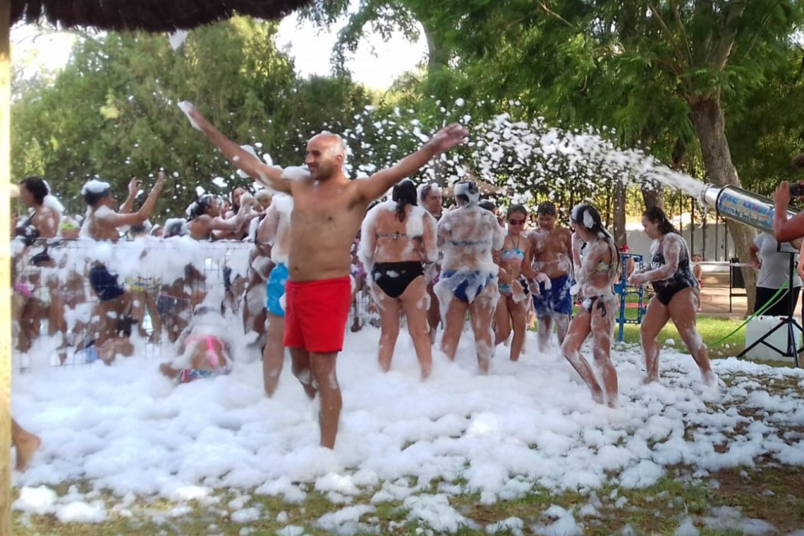 Una  fiesta multitudinaria ha cerrado la temporada más larga de la piscina municipal de San Juan