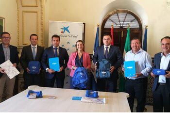 Entrega de 1.100 lotes de material escolar para familias en riesgo de exclusión social