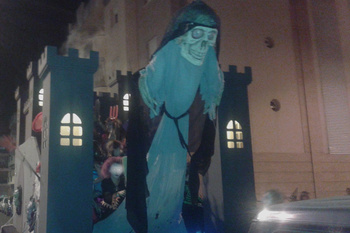 Pasacalles y actividades de Halloween para amenizar el comercio por la barriada de Santa Lucía