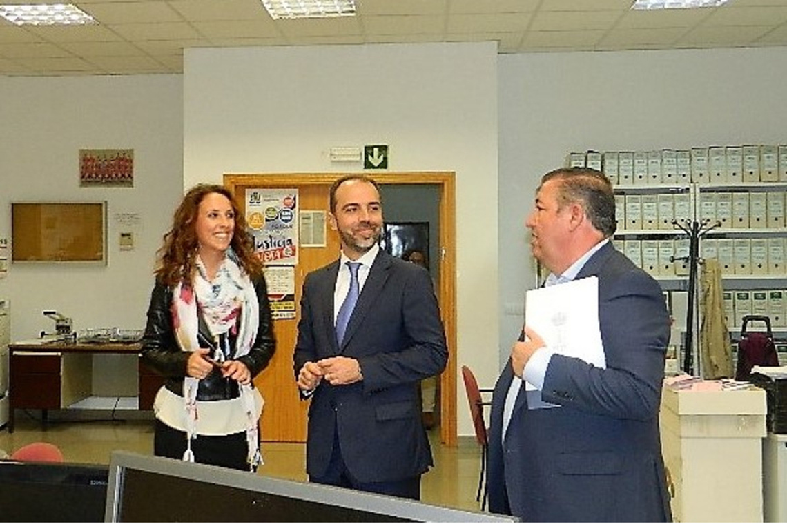 Javier Millán, delegado provincial de Justicia  visita los juzgados de Alcalá para dar respuesta a una incidencia