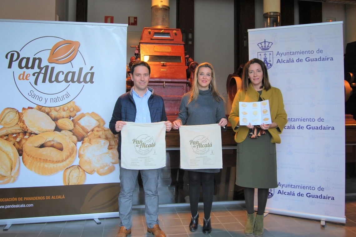 Alcalá de Guadaíra recupera las tradicionales talegas para llevar el pan y promocionar los productos de panadería de la ciudad