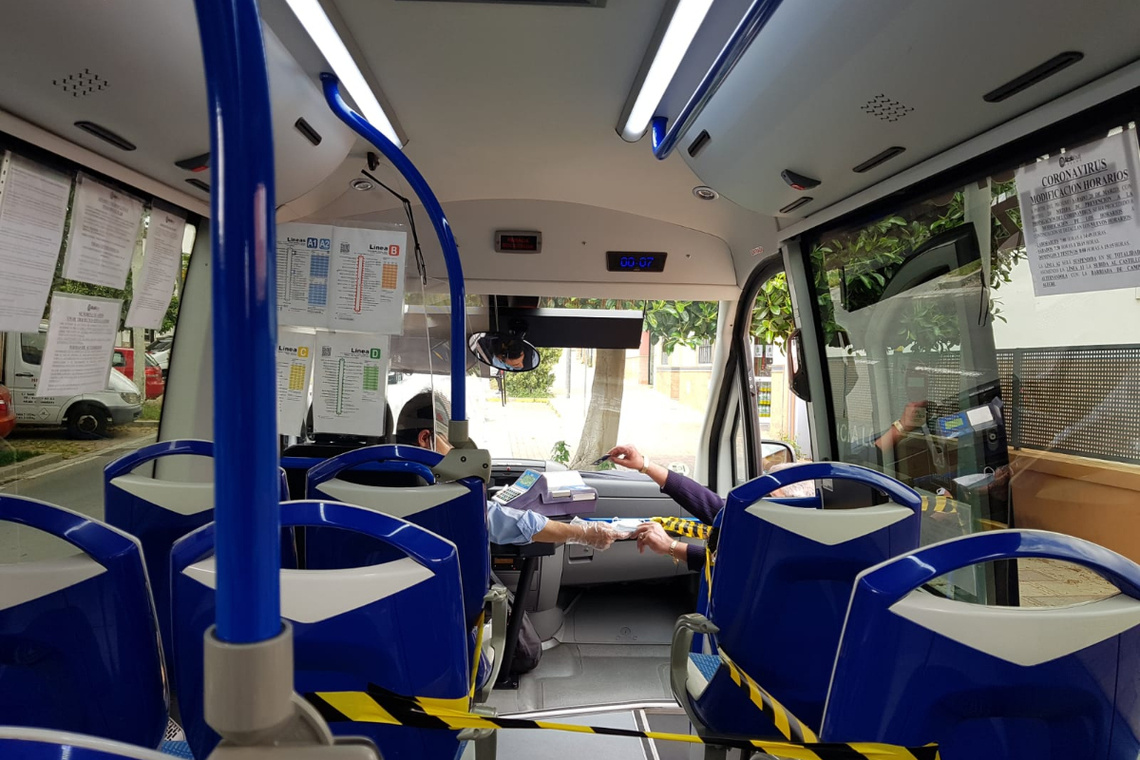 Más de 2.000 mascarillas para los usuarios del autobús urbano de Alcalá