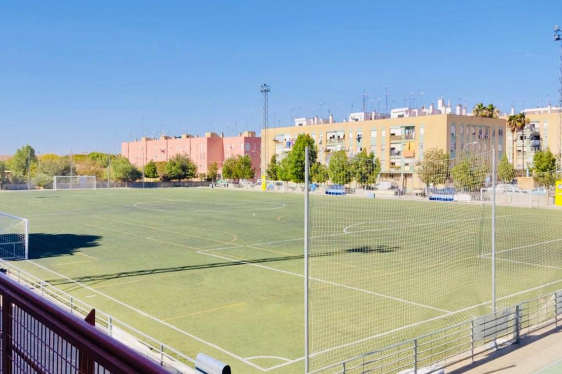 El Ayuntamiento renovará el césped artificial del campo de fútbol de Malasmañanas
