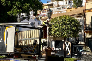 El Ayuntamiento de Alcalá ha comenzado a colocar las luces navideñas que se encenderán el 5 de diciembre