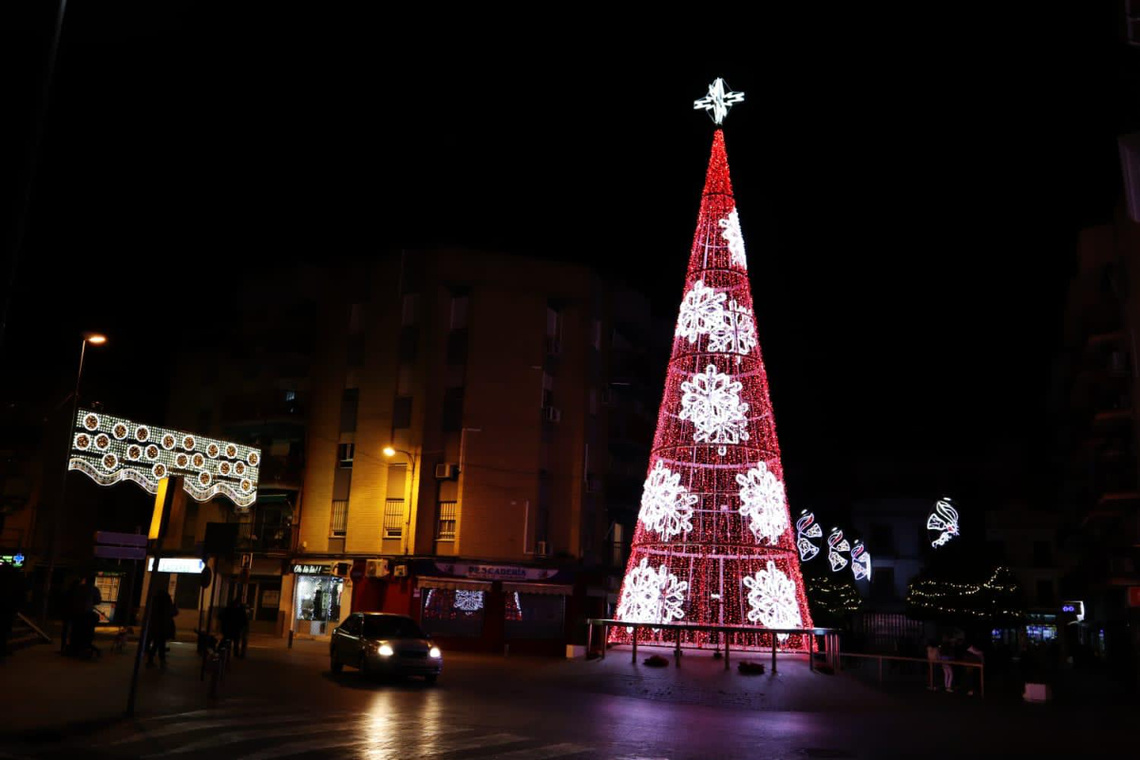 El alumbrado de Navidad con el gran árbol en la Almazara ya lucen en Alcalá