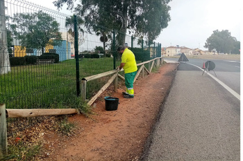 Iniciada la obra de acerados que dará mayor seguridad alrededor del centro educativo El Madroño