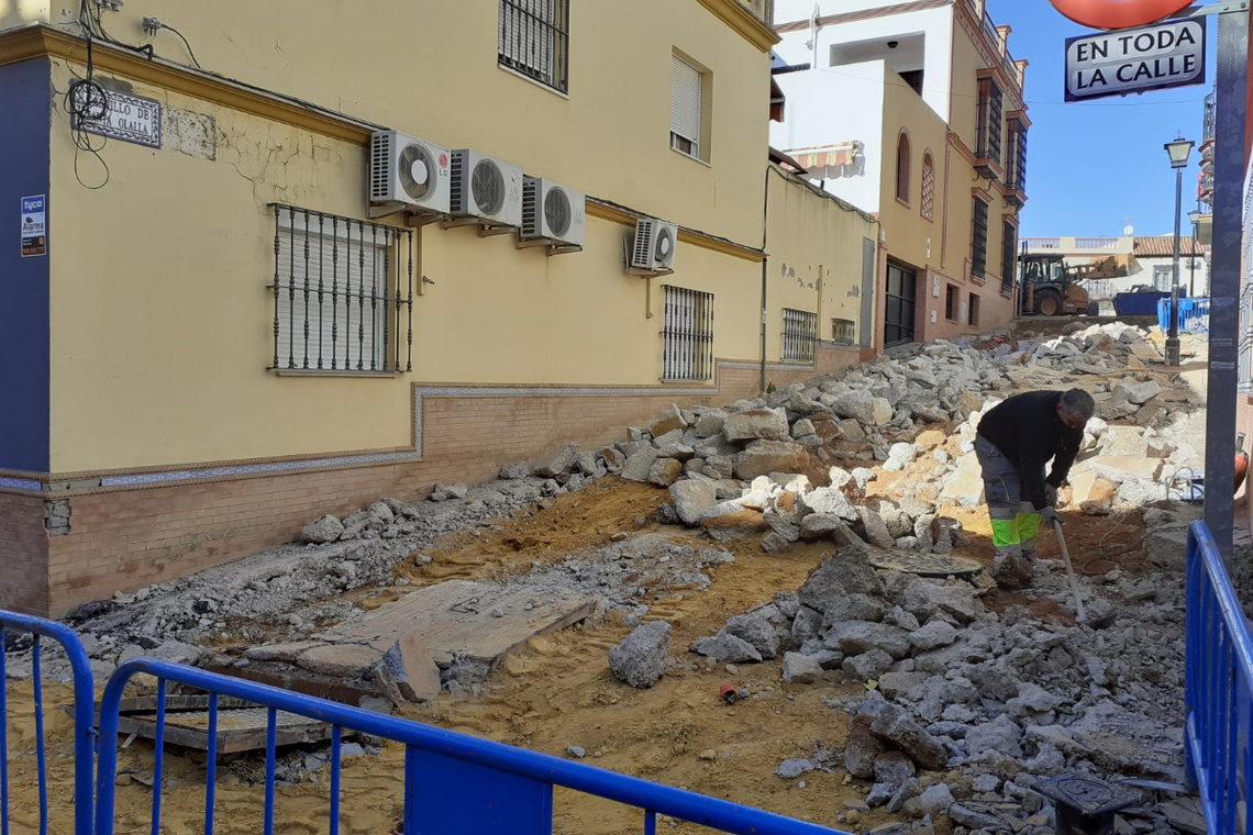 El Ayuntamiento ha iniciado las obras de reurbanización y alumbrado de la calle Castillo de Santa Olalla