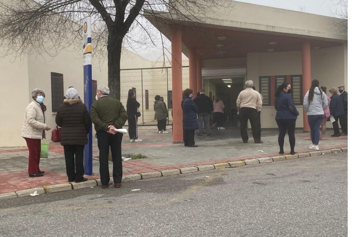 La alcaldesa ofrece a la Junta soluciones municipales para mejorar la espera de los mayores que se vacunan estos días contra el Covid