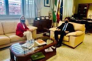 El encuentro entre la alcaldesa de Alcalá, Ana Isabel Jiménez y el Rector de la Pablo de Olavide, Francisco Oliva refuerza los vínculos y la colaboración entre ambas instituciones