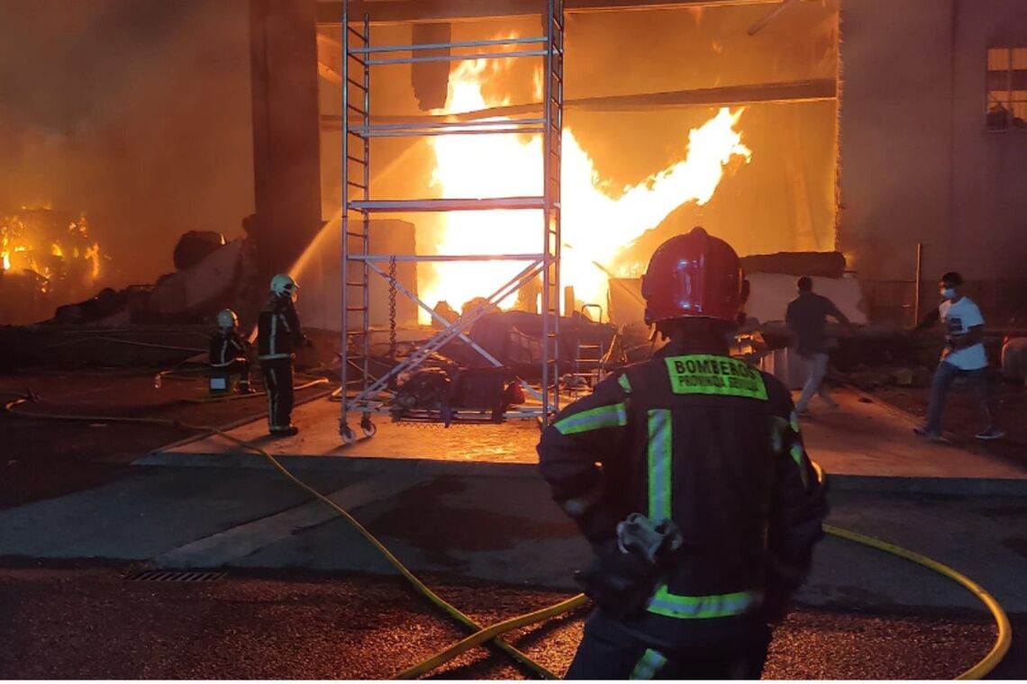 Los bomberos de Alcalá vigilan el incendio declarado en una nave de reciclado de la ciudad para asegurar su extinción