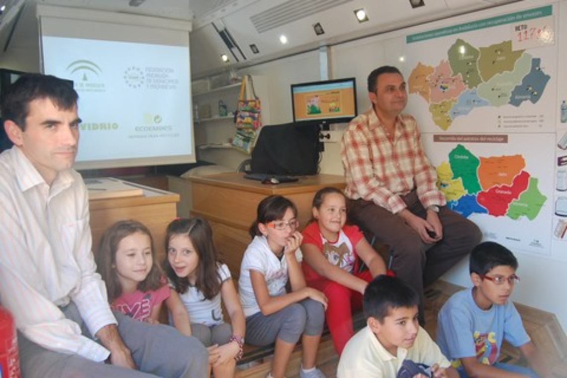 EL BUS DEL RECICLAJE VISITA ALCALÁ DE GUADAÍRA