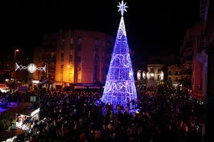 Gran fiesta del encendido del alumbrado para dar la bienvenida a la Navidad en Alcalá