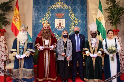 La alcaldesa entrega las Llaves de Oro de la ciudad a los Reyes Magos de Oriente