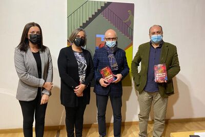 Un libro une en Alcalá a profesores y a alumnos entre los miedos y el humor más actual