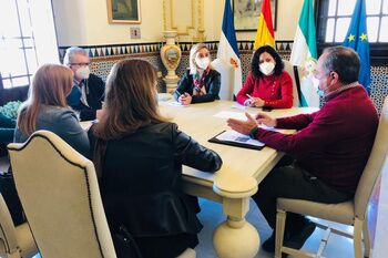 Encuentro de la alcaldesa con Cruz Roja y Cáritas para optimizar la solidaridad con el pueblo ucraniano