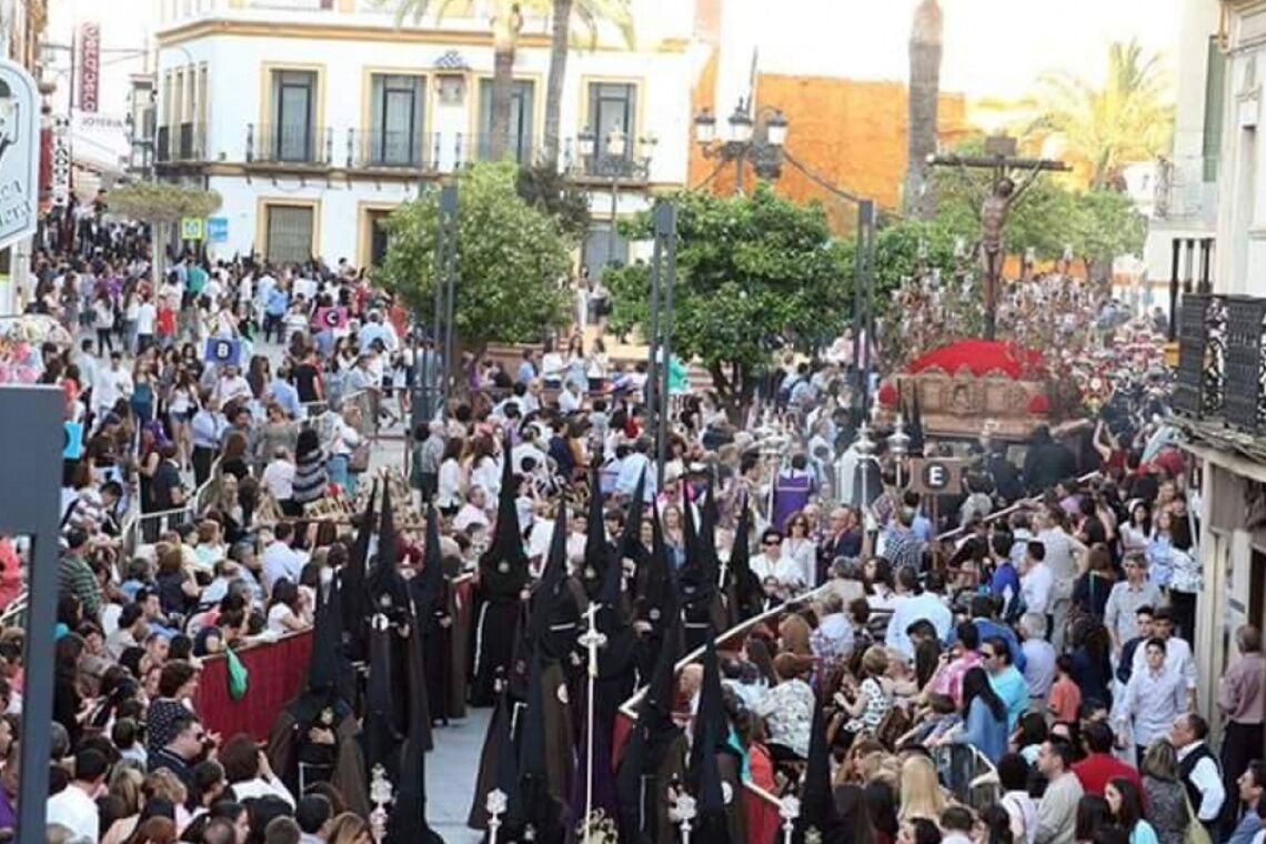 Comienza el reparto gratuito de las 1.230 sillas para la carrera oficial de Semana Santa en Alcalá de Guadaíra