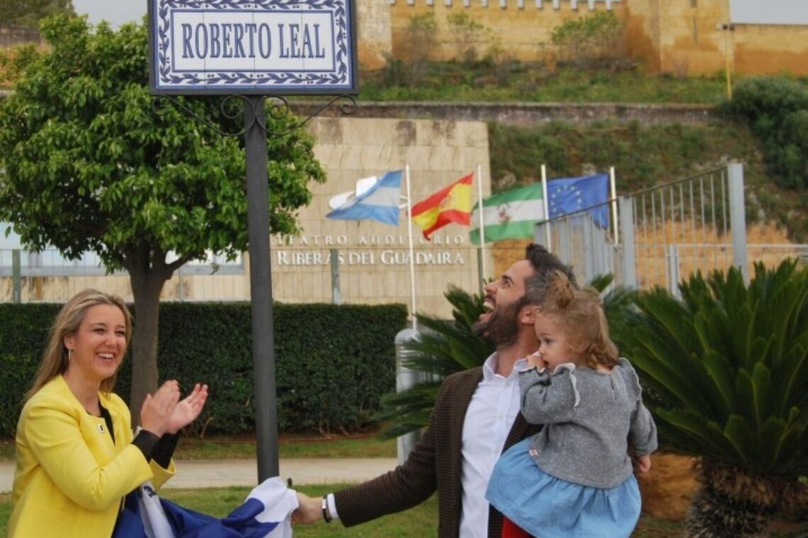 El Ayuntamiento de Alcalá felicita a Roberto Leal por su distinción como Hijo Predilecto de la Provincia