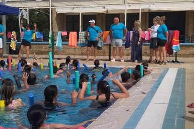 La piscina de San Juan celebra sus 50 años invitando a colegios y entidades sociales a disfrutar de sus instalaciones