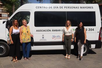 La alcaldesa destaca  la labor de cohesión social de Ámbar 21  por su trabajo con las personas mayores