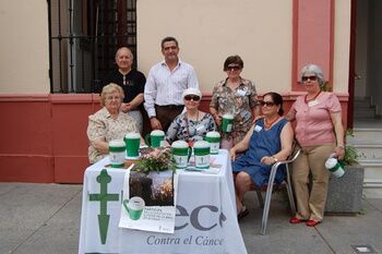 LA ASOCIACIÓN ESPAÑOLA CONTRA EL CÁNCER DE ALCALÁ DE GUADAÍRA HA SALIDO A LA CALLE PARA RECOGER FONDOS
