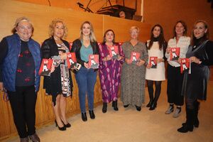 Presentación del libro 'Ni una menos' en el inicio de los actos del 25 N