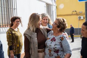 La alcaldesa visita la barriada de Los Lirios para comprobar las últimas mejoras y recabar peticiones de los vecinos