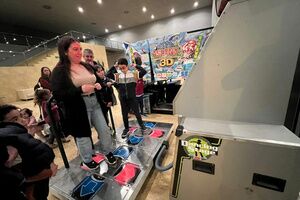 Las máquinas de videojuegos retro unen a padres e hijos en Alcalá