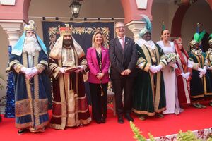 La alcaldesa de Alcalá entrega a sus Majestades los Reyes de Oriente las Llaves de la Ciudad