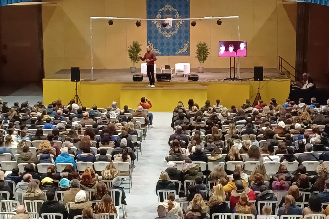 La charla de Pedro García Aguado llenó la Caseta Municipal de familias y adolescentes