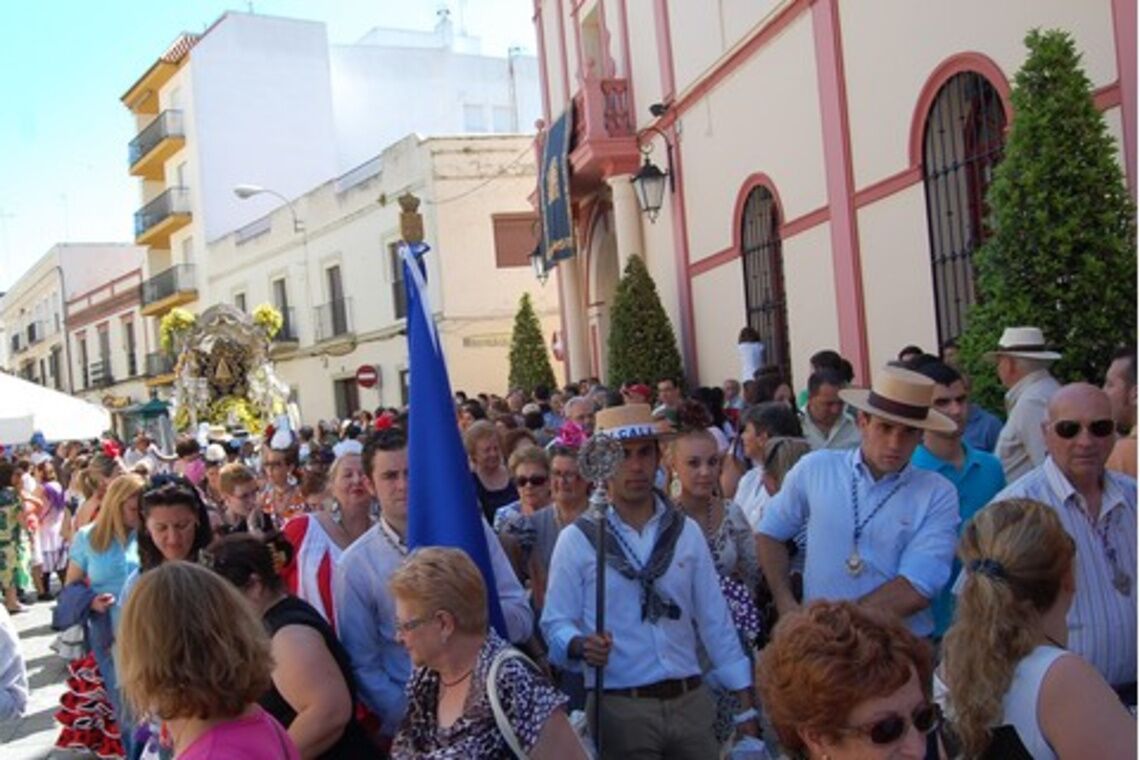 ALCALÁ REALIZA LA OFRENDA FLORAL A SU HERMANDAD DEL ROCÍO, QUE HA PARTIDO HOY HACIA LA ALDEA