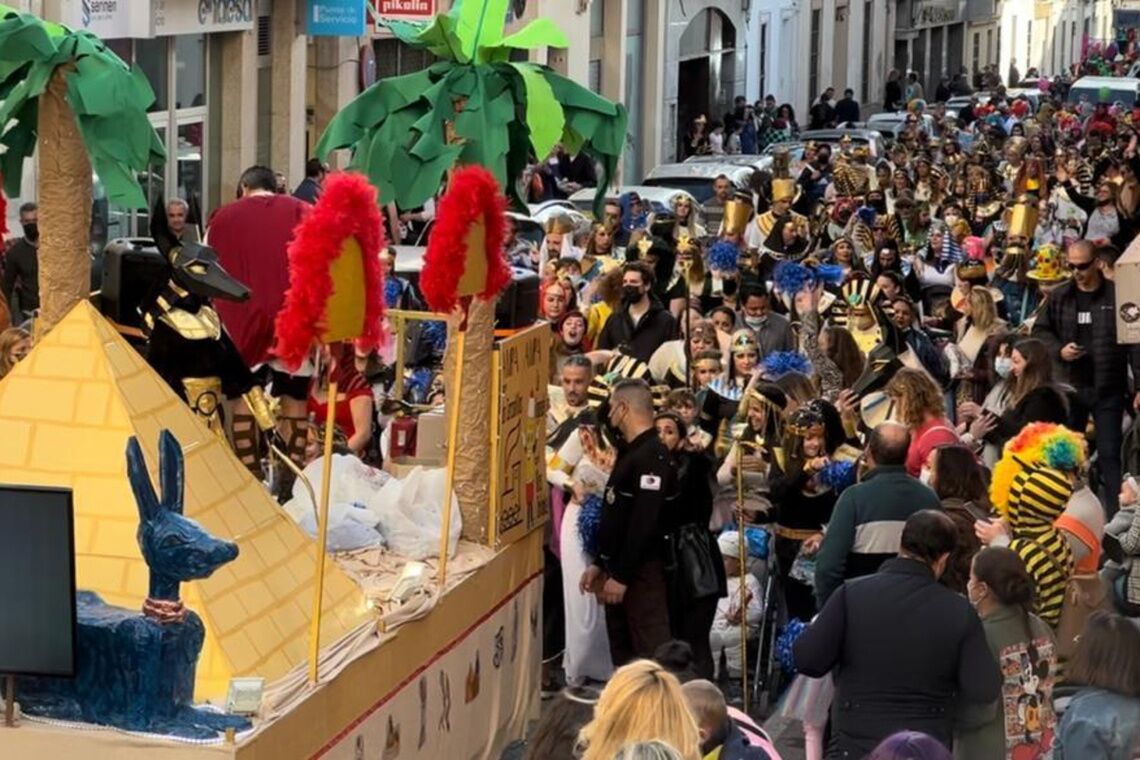 ​Alcalá de Guadaíra celebra su Desfile de Carnaval con carrozas, música y grandes muñecos hinchables