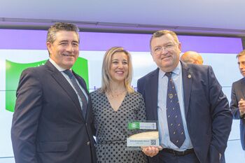 La alcaldesa recoge la distinción ‘Bandera Verde en Industria’ que reconoce las facilidades del Ayuntamiento para el desarrollo de la industria