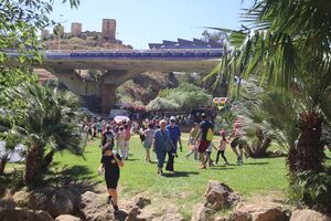 Miles de personas en las Riberas del Guadaíra, bajo el Puente del Dragón, para celebrar el Día del Deporte en la Naturaleza