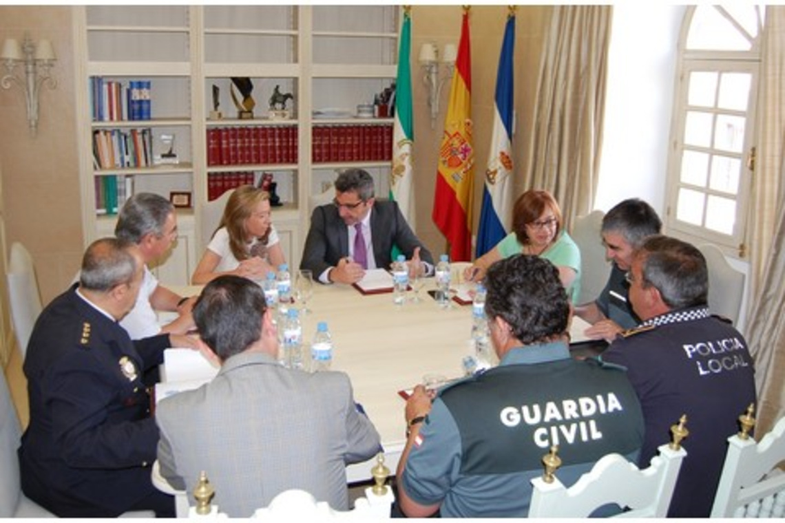 EL ALCALDE Y LA SUBDELEGADA DEL GOBIERNO CONCRETAN CON LOS CUERPOS DE SEGURIDAD EL DISPOSITIVO ESPECIAL DE FERIA