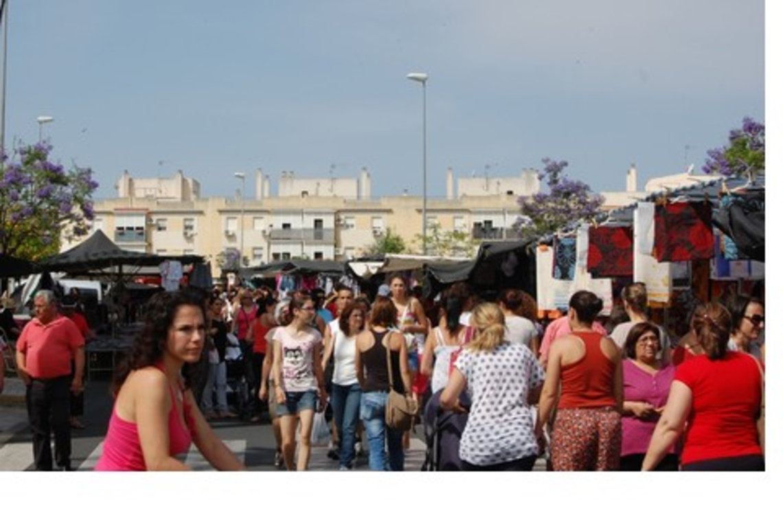EL MERCADILLO AMBULANTE SE ESTRENA CON ÉXITO EN SU NUEVA UBICACIÓN