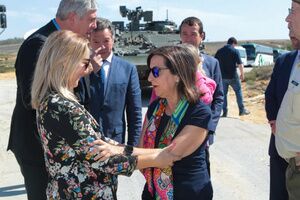 La  ministra de Defensa destaca la importancia para el empleo en Alcalá de los dos modelos de blindados